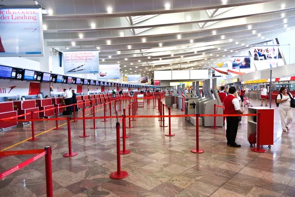 Estão a fazer check-in no Aeroporto de Viennas — Fotografia de Stock
