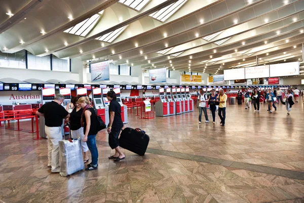 Inchecken op de luchthaven van de viennas — Stockfoto