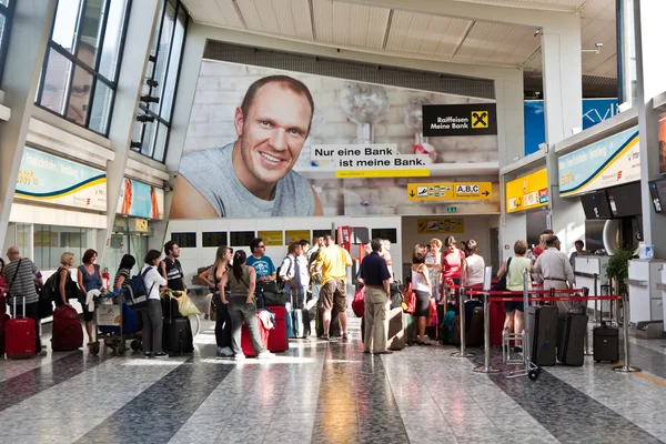 Are checking in at viennas Airport — Stock Photo, Image
