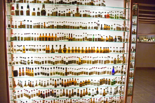 Gamla grappa flaskor i basano de grappa på grappa museum — Stockfoto