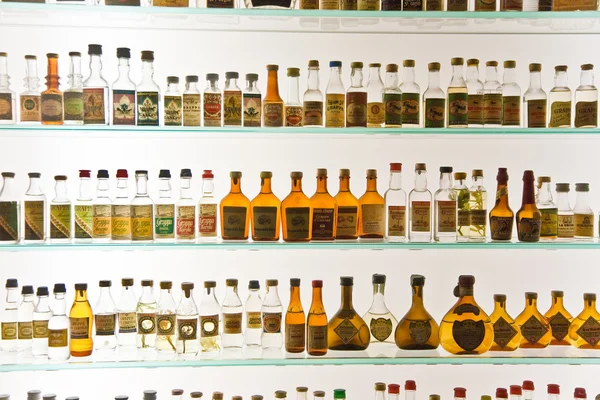 Vecchie bottiglie di Grappa a Basano de Grappa in un Museo della Grappa — Foto Stock