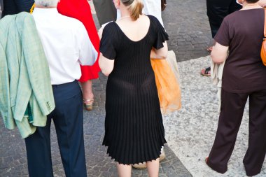 ziyaretçiler, seyirci arena di verona için dışarıda bekliyorlar