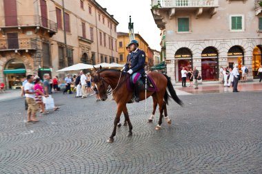 policenmen atları ile giriş sahne izliyor