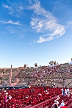 opera açılış ver Arena izliyor