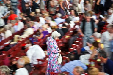 güzel giyinmiş onların sandalye ünlü arıyor