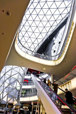 Modern mimaride yeni alışveriş merkezi myzeil archite tarafından