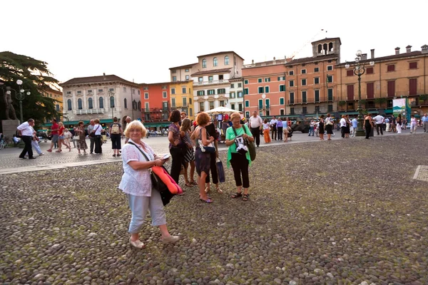 Návštěvníci, diváci čekají mimo arena di verona pro — Stock fotografie