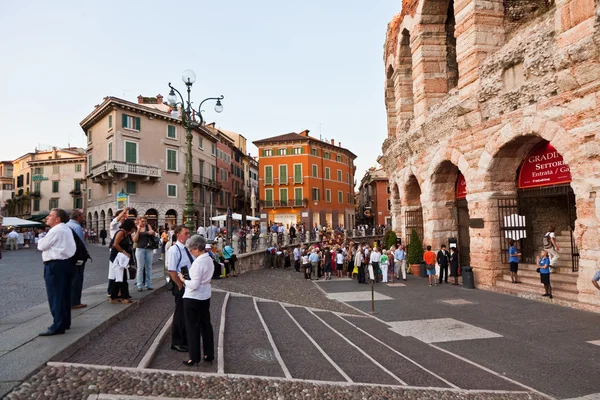 Návštěvníci, diváci čekají mimo arena di verona pro — Stock fotografie