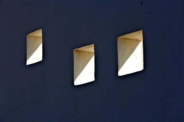 Fachada de casa com janelas abertas em luz solar — Fotografia de Stock