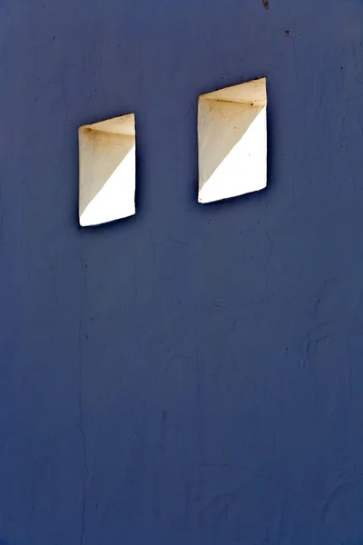 Gevel van huis met geopende vensters in de zon — Stockfoto