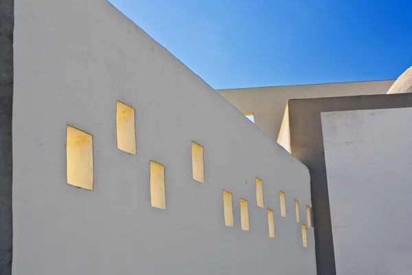 Фасад дома с открытыми окнами на солнце — стоковое фото