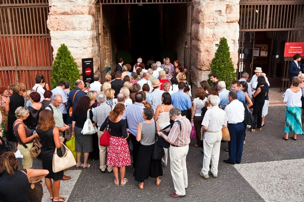 Visitors, spectators entering the arena di verona through old ro — Stock Photo, Image