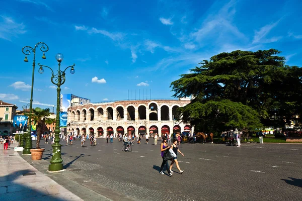 Visitors, spectators are walking on Piazza BRA outside the arena — Stock Photo, Image