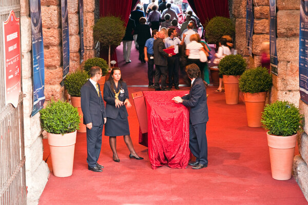 Посетители, зрители ждут за пределами арены Вероны
