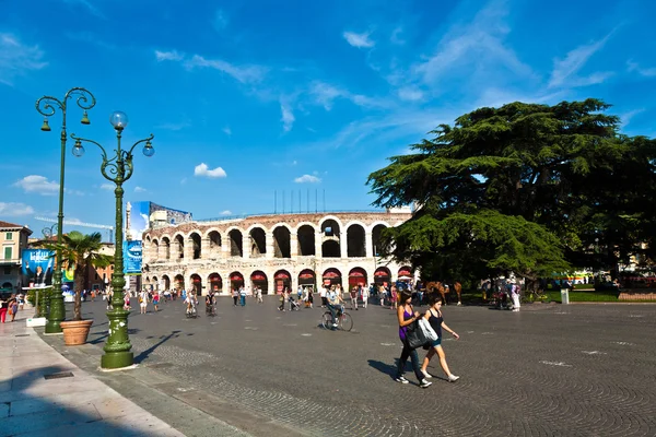 Επισκέπτες, θεατές περπατώντας στην piazza bra εκτός της αρένας — Φωτογραφία Αρχείου