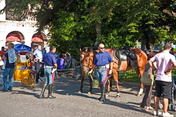 Полиция с лошадьми охраняет посетителей на Пьяцца Бра аутси — стоковое фото