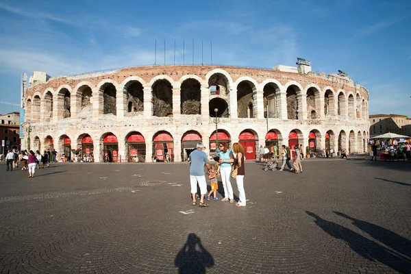 Návštěvníci, diváci jsou fotografování mimo arena di ver — Stock fotografie