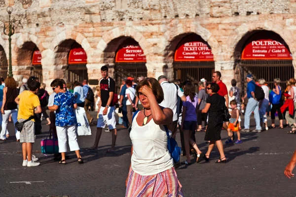 Visitors, spectators are taking a photo outside the arena di ver — Stock Photo, Image