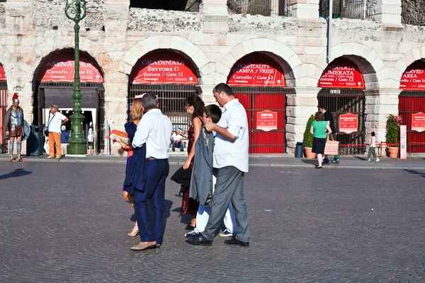 Visitors, spectators are waiting outside the arena di verona for — Stock Photo, Image