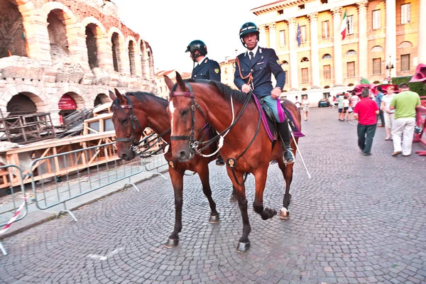 La policía a caballo está observando y ayudando a los espectadores a entrar — Foto de Stock