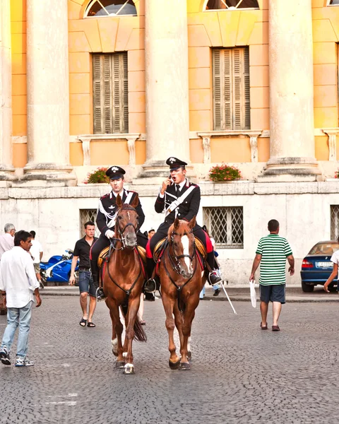 La policía a caballo está observando y ayudando a los espectadores a entrar —  Fotos de Stock