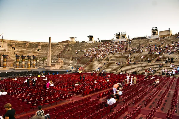 Stanno guardando l'apertura dell'opera nell'arena di ver — Foto Stock