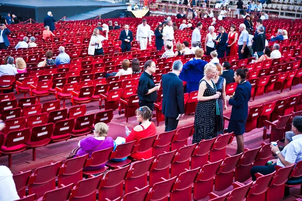 Sledují otevření operu v aréně ver — Stock fotografie