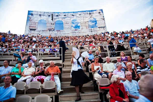 Están viendo la apertura de la ópera en la arena de ver — Foto de Stock