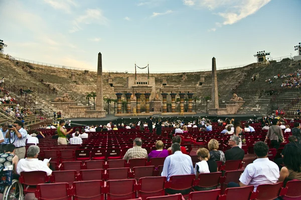 Tittar på öppningen av operan i arenan för ver — Stockfoto