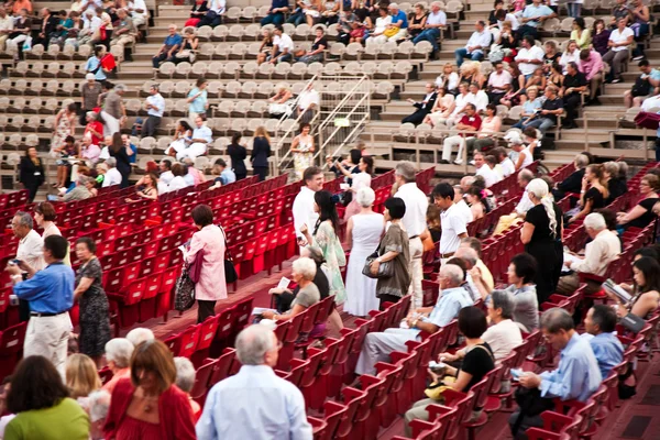 Estão assistindo a abertura da ópera na arena de ver — Fotografia de Stock