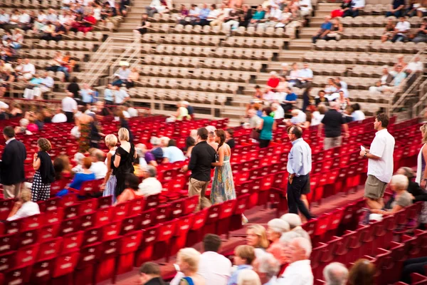 Sledují otevření operu v aréně ver — Stock fotografie