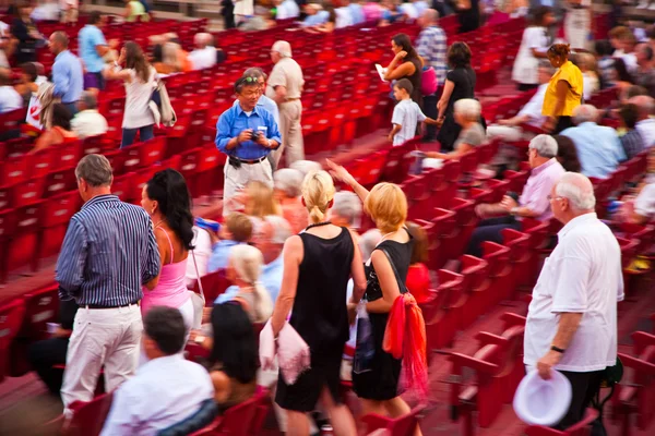 버전의 경기장에서 오페라의 개통을 보고 있다 — 스톡 사진