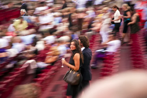 Are watching the opening of the opera in the arena of ver — Stock Photo, Image