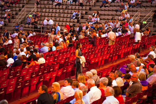 Estão assistindo a abertura da ópera na arena de ver — Fotografia de Stock