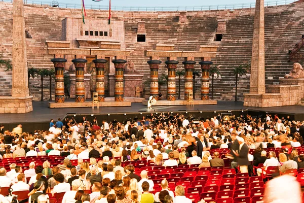 Czekają na początku Opery na arenie ve — Zdjęcie stockowe