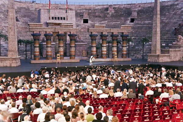 Are waiting for the start of the opera in the arena of ve — Stock Photo, Image