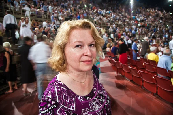 Vrouw is genieten van het begin van de opera in de arena van verona — Stockfoto