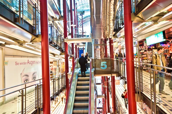 Nézd, a modern bevásárló központ Zeilgalerie in Frankfurt bui — Stock Fotó