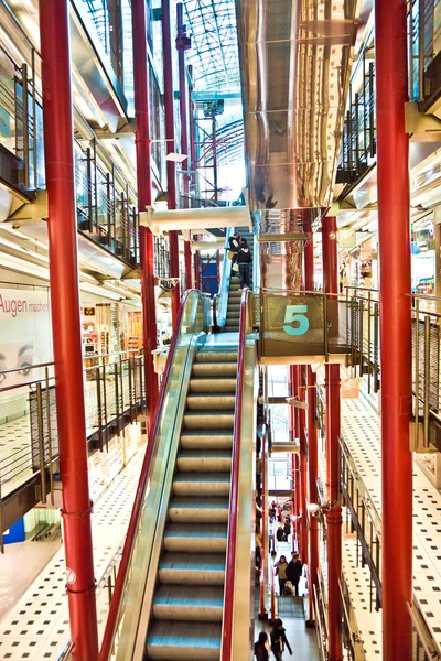 Vista al moderno centro comercial Zeilgalerie en Frankfurt bui —  Fotos de Stock