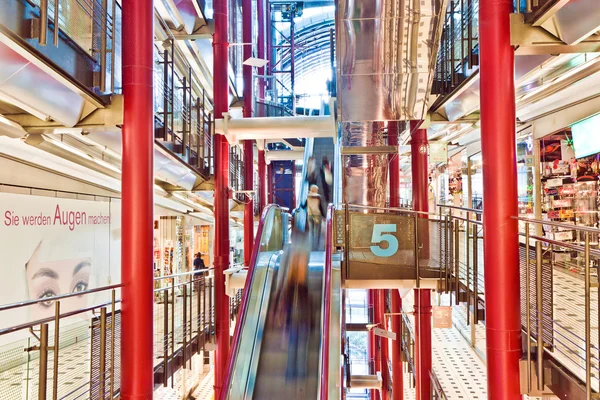 Nézd, a modern bevásárló központ Zeilgalerie in Frankfurt bui — Stock Fotó