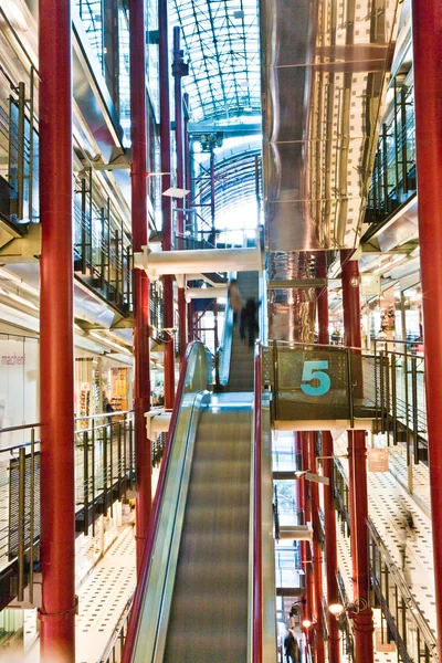 Vista al moderno centro comercial Zeilgalerie en Frankfurt bui — Foto de Stock