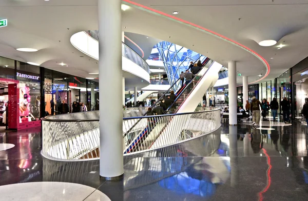 Arquitectura moderna en el nuevo centro comercial Myzeil by archite — Foto de Stock