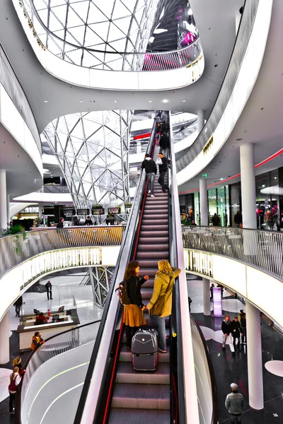 Architecture moderne dans le nouveau centre commercial Myzeil by archite — Photo