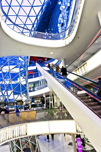 Moderní architektura v nové obchodní centrum myzeil o architektu — Stock fotografie