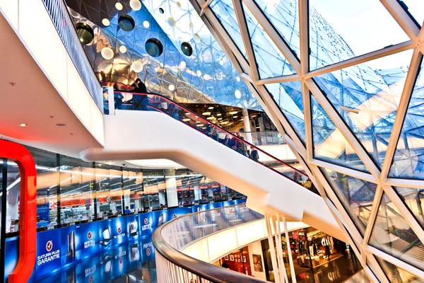 Moderne architectuur in de nieuwe winkelcentrum myzeil door architec — Stockfoto