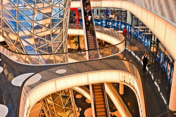 Moderne architectuur in de nieuwe winkelcentrum myzeil door architec — Stockfoto