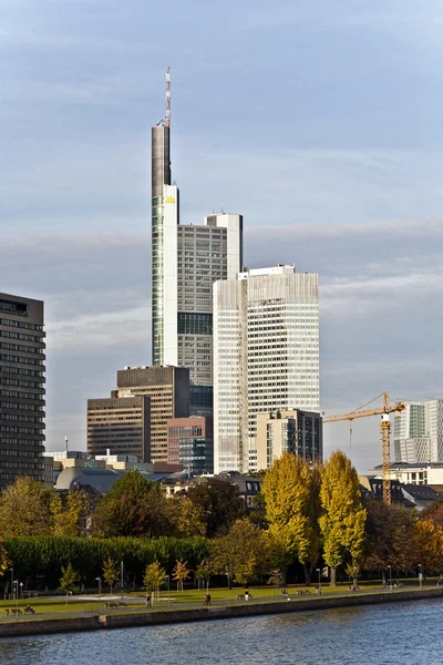 ハウプトヴァッヘと超高層ビルとフランクフルトのスカイラインを表示します。 — ストック写真
