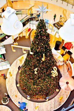 ünlü alışveriş merkezi içinde dekorasyon olarak Noel çanları