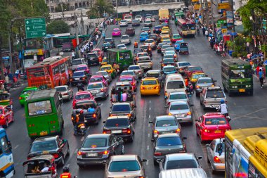 öğleden sonra trafik sıkışıklığı Merkezi s yakın bangkok ana yol