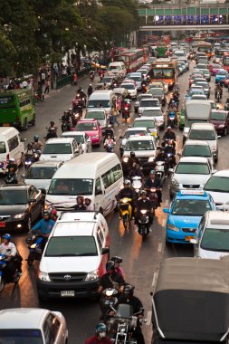 öğleden sonra trafik sıkışıklığı Merkezi s yakın bangkok ana yol